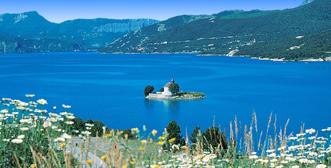 The Serre-Ponçon Lake near the Camping Alpes Dauphiné